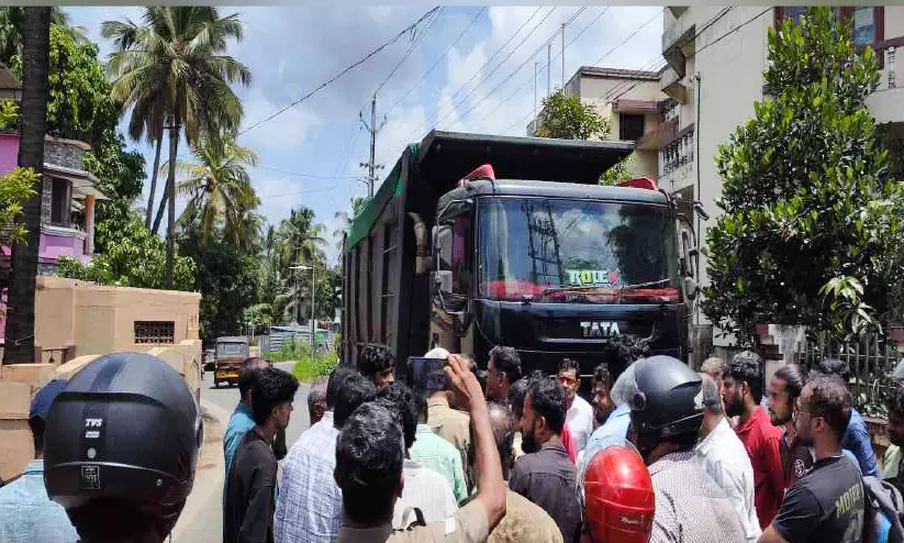 ടോറസ് ലോറികൾ തടഞ്ഞ് പ്രതിഷേധം ടോറസ് ലോറികൾ തടഞ്ഞ് പ്രതിഷേധം