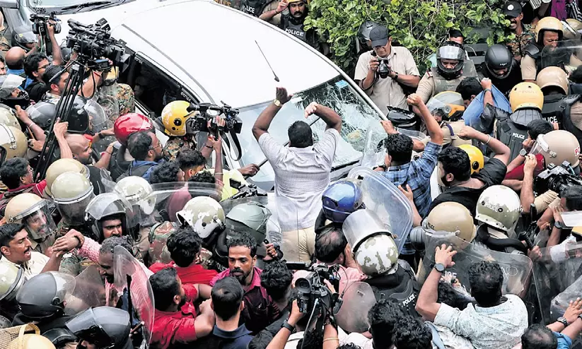 ഇ.ഡി നീക്കം: ഉദ്യോഗസ്ഥരെ ആക്രമിച്ചവർക്കും സി.പി.എമ്മിനും തിരിച്ചടി; എസ്.ഐ.ടി അന്വേഷണത്തിൽ പാളിച്ചയുണ്ടെന്ന് മുന്നറിയിപ്പ് ഇ.ഡി നീക്കം: ഉദ്യോഗസ്ഥരെ ആക്രമിച്ചവർക്കും സി.പി.എമ്മിനും തിരിച്ചടി; എസ്.ഐ.ടി അന്വേഷണത്തിൽ പാളിച്ചയുണ്ടെന്ന് മുന്നറിയിപ്പ്