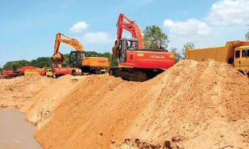 കു​ന്നി​ടി​ക്കു​ന്ന​തി​ൽ പു​തി​യ ത​ന്ത്ര​ങ്ങ​ളു​മാ​യി   മ​ണ്ണ് മാ​ഫി​യ