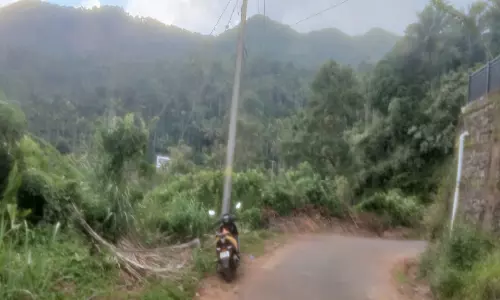 സ്‍ഥലം വിൽക്കാനാകുന്നില്ല, ബാങ്ക് ബാധ്യത;   ഉ​രു​ളി​ൽ കു​രു​ങ്ങി​യ പൊ​ഴു​ത​ന മേ​ല്‍മു​റി​ക്കാ​ർ ക​ട​ക്കെ​ണി​യി​ല്‍