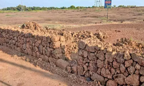 മാടായിപ്പാറയിൽ വാഹനം കയറാതിരിക്കാൻ ദേവസ്വം മതിൽ കെട്ടി തുടങ്ങി