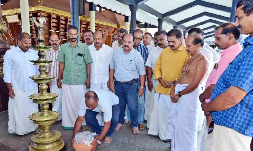 ഈ പഞ്ചസാരക്ക് മാനവികതയുടെ തിരുമധുരം;   ക്ഷേ​ത്ര​ത്തി​ലേ​ക്ക് പു​ത്ത​രി​ക്കു​ള്ള പ​ഞ്ച​സാ​ര മു​സ്‌​ലിം ത​റ​വാ​ട്ടി​ൽ നി​ന്ന്