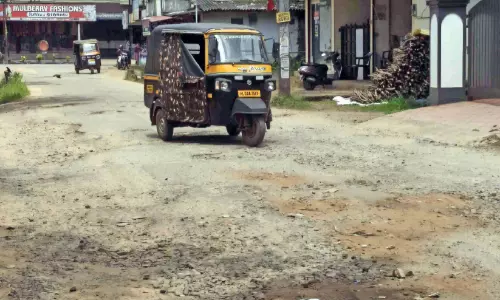 പൊട്ടിപ്പൊളിഞ്ഞ് കാനം-ചാമംപതാൽ റോഡ്; കുഴികളിൽ ചാടി ഇരുചക്രവാഹനങ്ങളടക്കം മറിയുന്നത് പതിവാണ് പൊട്ടിപ്പൊളിഞ്ഞ് കാനം-ചാമംപതാൽ റോഡ്; കുഴികളിൽ ചാടി ഇരുചക്രവാഹനങ്ങളടക്കം മറിയുന്നത് പതിവാണ്