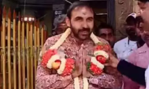 ശബരിമല സ്വർണക്കൊള്ള കേസ് പ്രതി പോറ്റിക്ക് ക്ഷേത്രത്തിൽ സ്വീകരണം