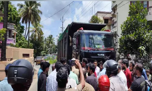 ടോറസ് ലോറികൾ തടഞ്ഞ് പ്രതിഷേധം