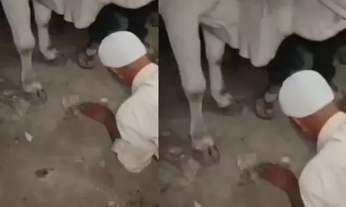 പശുവിനെ ചവിട്ടിയെന്ന്; മധ്യപ്രദേശിൽ മുസ്ലിം വയോധികനോട് ബജ്റങ്ദളിന്‍റെ ക്രൂരത; കാലുപിടിച്ച് മാപ്പു പറയിച്ചു