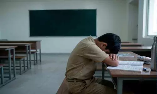 നീ ഇതുവരെ ചത്തില്ലേ...; ക്ലാസിൽ കുഴഞ്ഞുവീണ വിദ്യാർഥിയെ അധ്യാപിക ചവിട്ടിയതായി പരാതി, കണ്ണൂരിൽ പ്രതിഷേധം ശക്തം