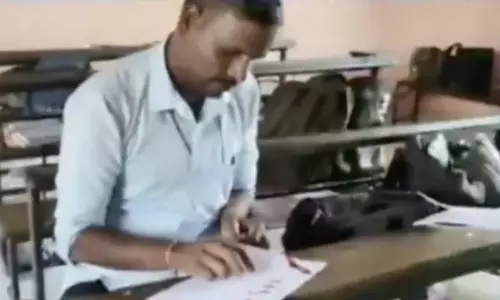 വിദ്യാലയ ഗ്രാൻറ് തേടി സ്വന്തം ചോരയിൽ മുക്കി അധ്യാപകൻ മന്ത്രിക്ക് കത്തെഴുതി