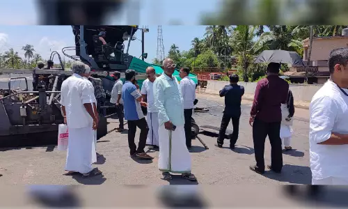 ഹൈവേ ടാറിങ് പ്രവൃത്തി സമരസമിതി പ്രവർത്തകർ തടഞ്ഞു