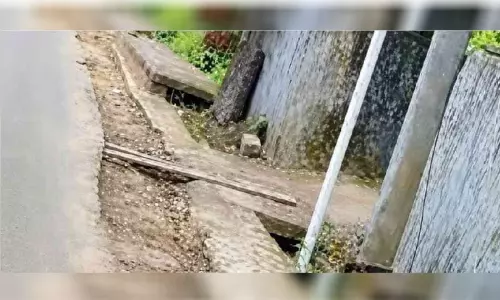 പെരിങ്ങാടി-ഒളവിലം റോഡിൽ കാൽനടയും ദുഷ്കരം