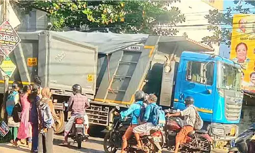 നിയമത്തിന് പുല്ലുവില; സ്കൂൾ സമയങ്ങളിൽ റോഡിൽ ടിപ്പറുകൾ ‘ഹാജർ’