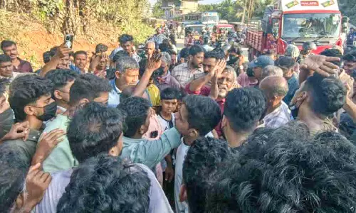 പൊടിയടങ്ങാതെ ഒറ്റപ്പാലം-ചെർപ്പുളശ്ശേരി പാത; ഉദ്യോഗസ്ഥരെയും കരാർ ജീവനക്കാരെയും തടഞ്ഞു