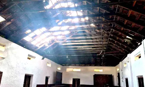 വിമാനം താഴ്ന്നുപറന്നു; സ്‌കൂള്‍ കെട്ടിടത്തിന്റെ മേൽക്കൂര തകർന്നു