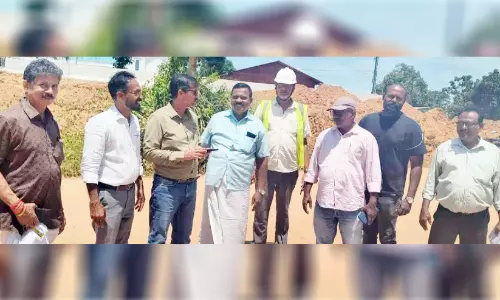 സർവിസ് റോഡിന്റെ ശോച്യാവസ്ഥ: റോഡ് ഉപരോധിച്ചു