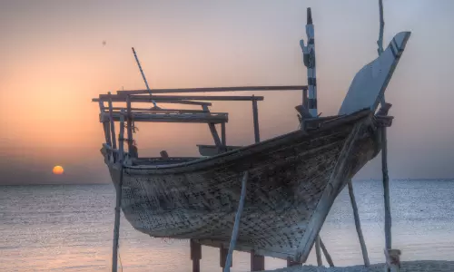 അ​ൽ വ​ക്റ തു​റ​മു​ഖ​ത്ത് ബോ​ട്ടി​ന് തീ​പി​ടി​ച്ചു