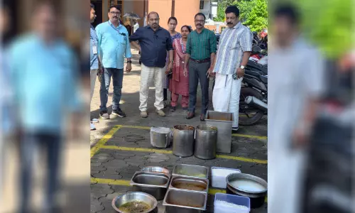 മിന്നൽ പരിശോധന; നഗരത്തിലെ ഹോട്ടലുകളിൽനിന്ന് പഴകിയ ഭക്ഷണം പിടിച്ചെടുത്തു മിന്നൽ പരിശോധന; നഗരത്തിലെ ഹോട്ടലുകളിൽനിന്ന് പഴകിയ ഭക്ഷണം പിടിച്ചെടുത്തു