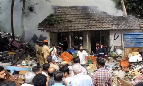 തുറവൂരിൽ ആക്രിക്കടയിൽ വൻ തീപിടിത്തം
