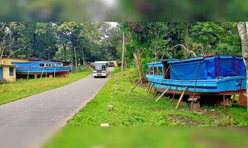 മുല്ലപ്പെരിയാർ ബോട്ടുകൾ കാട്ടിനുള്ളിൽ പ്രദർശനത്തിനുവെച്ച് തമിഴ്നാട്