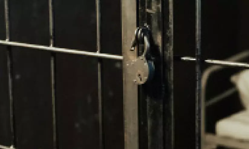 ഇസ്ലാമിക പ്രതീകങ്ങളെ സമൂഹ മാധ്യമത്തിൽ അധിക്ഷേപിച്ചു; യുവാവിന് ഒരു വർഷം തടവ് ഇസ്ലാമിക പ്രതീകങ്ങളെ സമൂഹ മാധ്യമത്തിൽ അധിക്ഷേപിച്ചു; യുവാവിന് ഒരു വർഷം തടവ്