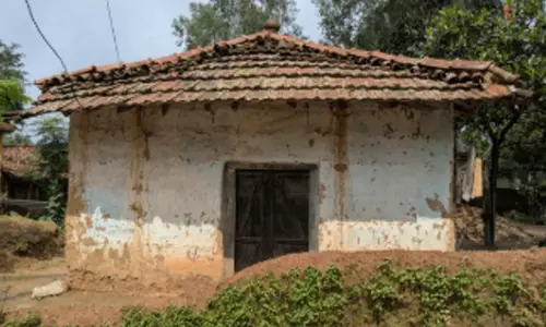 പ്രണയവിവാഹം; ദലിത് യുവാവിന്റെ വീട് പെൺകുട്ടിയുടെ ബന്ധുക്കൾ തകർത്തു, അന്വേഷണം