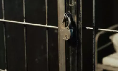 ഇസ്‍ലാമിക പ്രതീകങ്ങളെ സമൂഹ മാധ്യമത്തിൽ അധിക്ഷേപിച്ചു; യുവാവിന് ഒരു വർഷം തടവ്