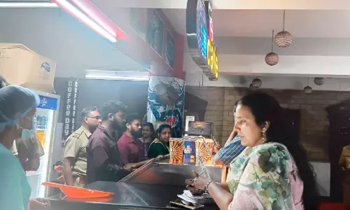 തിയറ്ററുകളിൽ മിന്നൽ പരിശോധന; ഐസ്ക്രീമിൽ മുടിയും പ്രാണികളും തിയറ്ററുകളിൽ മിന്നൽ പരിശോധന; ഐസ്ക്രീമിൽ മുടിയും പ്രാണികളും