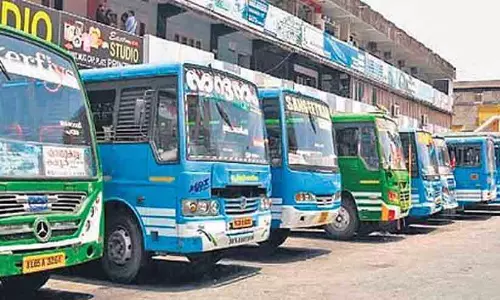 ബസ് ഡ്രൈവർമാർ റോഡിലെ തമ്പുരാക്കന്മാരല്ലെന്ന് ഹൈകോടതി; ‘ആളെക്കൊല്ലാൻ അവകാശമുള്ളവരെ പോലെ പെരുമാറരുത്’ ബസ് ഡ്രൈവർമാർ റോഡിലെ തമ്പുരാക്കന്മാരല്ലെന്ന് ഹൈകോടതി; ‘ആളെക്കൊല്ലാൻ അവകാശമുള്ളവരെ പോലെ പെരുമാറരുത്’