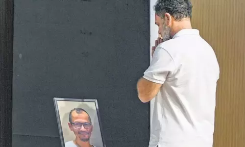 മണിപ്പൂരി സംഗീതജ്ഞന്റെ കൊലപാതകം: ഡൽഹിയിൽ വികാരാധീനമായ ആദരാഞ്ജലി; സ്വദേശത്തിന്റെ പേരിൽ ആക്രമിക്കപ്പെടുന്നത് ദുരന്തമെന്ന് രാഹുൽ ഗാന്ധി മണിപ്പൂരി സംഗീതജ്ഞന്റെ കൊലപാതകം: ഡൽഹിയിൽ വികാരാധീനമായ ആദരാഞ്ജലി; സ്വദേശത്തിന്റെ പേരിൽ ആക്രമിക്കപ്പെടുന്നത് ദുരന്തമെന്ന് രാഹുൽ ഗാന്ധി