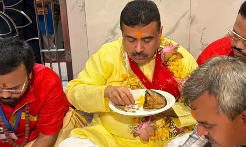 ക്ഷേത്രത്തിൽ വെച്ച് മത്സ്യം കഴിച്ച് സുവേന്ദു അധികാരി; ഇത് നോൺ വെജ് വിവാദത്തിന് വിരാമമിടണമെന്ന് ബി.ജെ.പി ക്ഷേത്രത്തിൽ വെച്ച് മത്സ്യം കഴിച്ച് സുവേന്ദു അധികാരി; ഇത് നോൺ വെജ് വിവാദത്തിന് വിരാമമിടണമെന്ന് ബി.ജെ.പി
