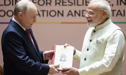 പുടിന് മോദിയുടെ സമ്മാനം; തിരുക്കുറളിന്റെ റഷ്യൻ പരിഭാഷ കൈമാറി
