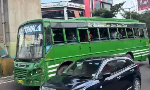 ‘വാക്കൗട്ടിൽ’ ഡ്രൈവർക്ക് വീട്ടിലിരിക്കാം: നടുറോഡിൽ ബസ് നിർത്തി ഇറങ്ങിപ്പോയ ഡ്രൈവറുടെ ലൈസൻസ് റദ്ദാക്കി ‘വാക്കൗട്ടിൽ’ ഡ്രൈവർക്ക് വീട്ടിലിരിക്കാം: നടുറോഡിൽ ബസ് നിർത്തി ഇറങ്ങിപ്പോയ ഡ്രൈവറുടെ ലൈസൻസ് റദ്ദാക്കി