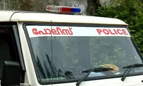 മുറി ചവിട്ടിത്തുറന്ന് ജീവൻരക്ഷാ ദൗത്യം; യുവാവിനെ ജീവിതത്തിലേക്ക് തിരികെ നടത്തി കേരള പൊലീസ് മുറി ചവിട്ടിത്തുറന്ന് ജീവൻരക്ഷാ ദൗത്യം; യുവാവിനെ ജീവിതത്തിലേക്ക് തിരികെ നടത്തി കേരള പൊലീസ്