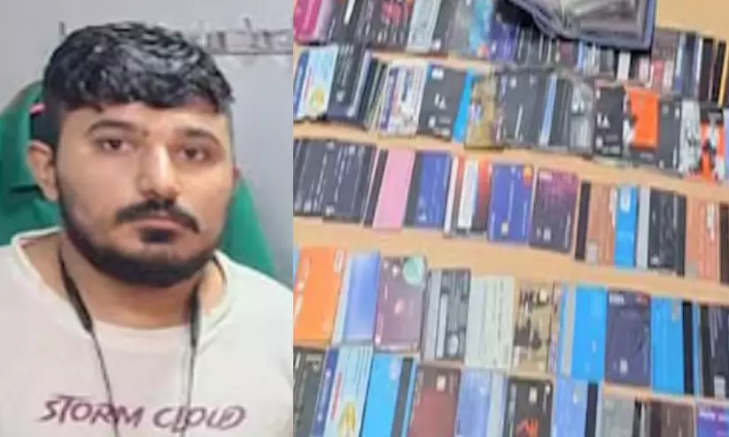 216 ക്രെഡിറ്റ് കാർഡുകൾ, ഫോൺ വാങ്ങാൻ എത്തിയതെന്ന് മൊഴി, യുവാവിനെ എക്സൈസ് പിടികൂടി 216 ക്രെഡിറ്റ് കാർഡുകൾ, ഫോൺ വാങ്ങാൻ എത്തിയതെന്ന് മൊഴി, യുവാവിനെ എക്സൈസ് പിടികൂടി