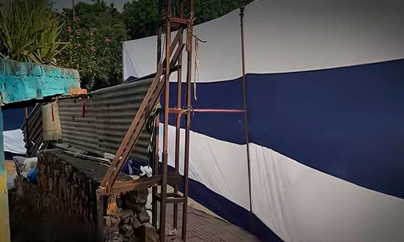 ‘തുണികെട്ടി മറച്ചാൽ ദാരിദ്ര്യം ഇല്ലാതാവുമോ?’: ബ്രിക്സ് ഉച്ചകോടിക്കിടെ ഡൽഹിയിലെ ചേരികൾ മറച്ചതായി ആരോപണം ‘തുണികെട്ടി മറച്ചാൽ ദാരിദ്ര്യം ഇല്ലാതാവുമോ?’: ബ്രിക്സ് ഉച്ചകോടിക്കിടെ ഡൽഹിയിലെ ചേരികൾ മറച്ചതായി ആരോപണം