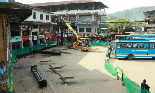മാ​റു​ന്ന ന​രി​ക്കു​നി; വി​ക​സ​ന​ക്കു​തി​പ്പി​ൽ   ബ​സ് സ്റ്റാ​ൻ​ഡും അ​ങ്ങാ​ടി​യും