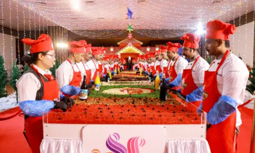 ക്രിസ്മസ് മധുരത്തിന് തുടക്കം; സഫാരിയിൽ കേക്ക് മിക്സിങ് ആഘോഷം
