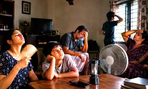 അശാസ്ത്രീയ വൈദ്യുതി നിയന്ത്രണത്തിൽ സംഘടനകളും പൊതുജനവും രംഗത്ത് അശാസ്ത്രീയ വൈദ്യുതി നിയന്ത്രണത്തിൽ സംഘടനകളും പൊതുജനവും രംഗത്ത്