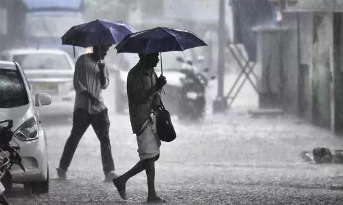 സംസ്ഥാനത്ത് തിങ്കളാഴ്ച മഴ മുന്നറിപ്പ്; മൂന്ന് ജില്ലകളിൽ യെല്ലോ അലർട്ട് പ്രഖ്യാപിച്ചു
