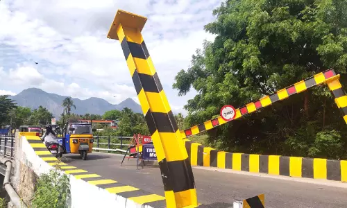 ഊട്ടറ പാലത്തിലൂടെ അമിത ഭാരവാഹനങ്ങൾ   പൊലീസിന് നോട്ടീസ്