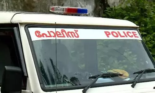 പൊലീസിൽ പരാതി കൊടുക്ക് എന്ന് വെല്ലുവിളി; ഏഴാം ക്ലാസ് വിദ്യാർഥിനിയെ മർദിച്ച ട്യൂഷൻ അധ്യാപകൻ ഒളിവില് പൊലീസിൽ പരാതി കൊടുക്ക് എന്ന് വെല്ലുവിളി; ഏഴാം ക്ലാസ് വിദ്യാർഥിനിയെ മർദിച്ച ട്യൂഷൻ അധ്യാപകൻ ഒളിവില്