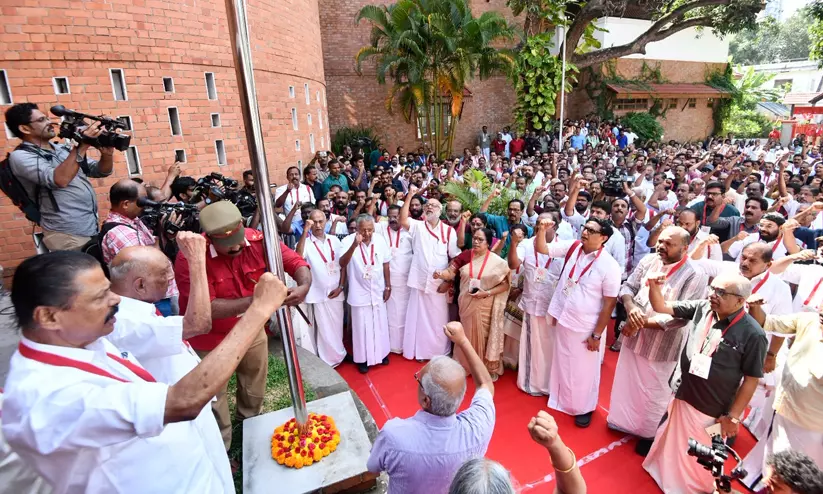 സി.പി.എം വിപുലീകൃത സംസ്ഥാന കമ്മിറ്റിക്ക് കോഴിക്കോട് തുടക്കമായി സി.പി.എം വിപുലീകൃത സംസ്ഥാന കമ്മിറ്റിക്ക് കോഴിക്കോട് തുടക്കമായി