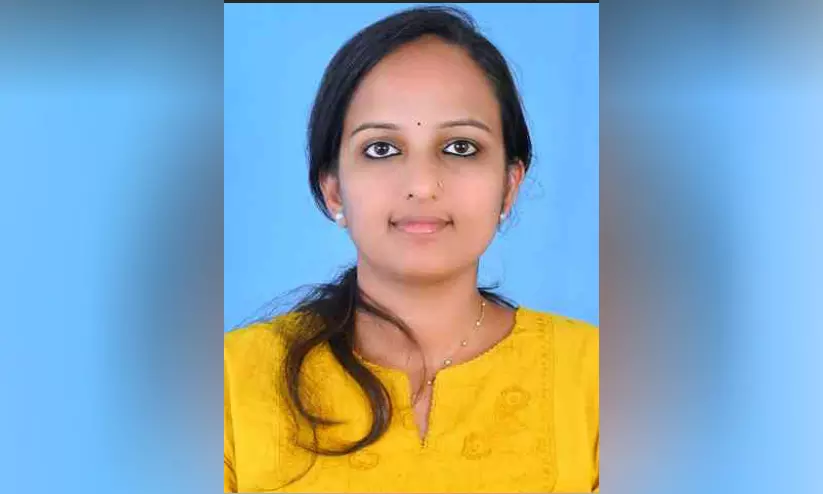 പ്ലസ് ടു കഴിഞ്ഞ് 15 വർഷം; നഴ്സ് രമ്യ ഇനി ഡോക്ടർ കുപ്പായത്തിലേക്ക് പ്ലസ് ടു കഴിഞ്ഞ് 15 വർഷം; നഴ്സ് രമ്യ ഇനി ഡോക്ടർ കുപ്പായത്തിലേക്ക്