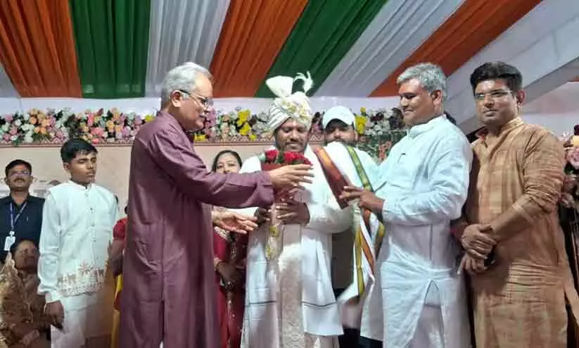 Dhaldas Sahab joining the Congress party in the presence of former Chief Minister Bhupesh Baghel in Chhattisgarh Dhaldas Sahab joining the Congress party in the presence of former Chief Minister Bhupesh Baghel in Chhattisgarh