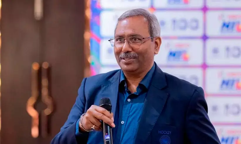 ജഴ്സി വിവാദം; ഡയറക്ടർ ജനറലിനെ നീക്കി ഹോക്കി ഇന്ത്യ ജഴ്സി വിവാദം; ഡയറക്ടർ ജനറലിനെ നീക്കി ഹോക്കി ഇന്ത്യ