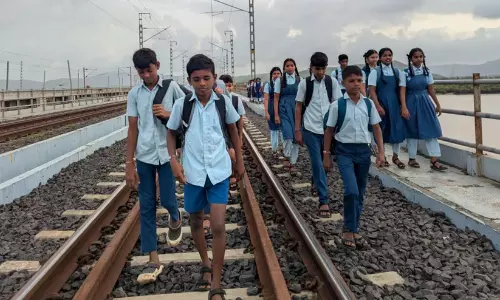 മരണ ട്രാക്കിലെ യാത്രക്ക് ഒടുവിൽ പരിഹാരം; അധികാരികളുടെ കണ്ണ് തുറപ്പിച്ച് കുട്ടികൾ