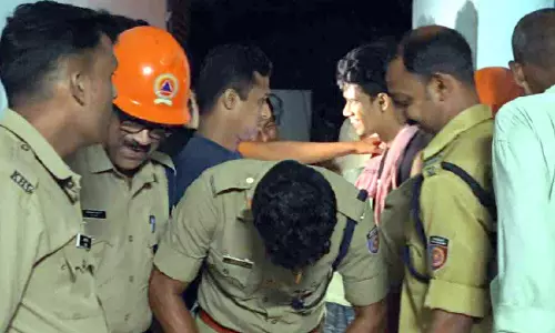 പവർകട്ട് സമയത്ത് ലിഫ്റ്റിൽ കുടുങ്ങിയ യുവാവിനെ രക്ഷപ്പെടുത്തി