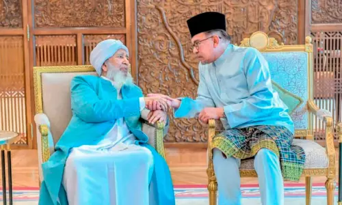 Malaysian Prime Minister Anwar Ibrahim with Kerala Islamic scholar Kanthapuram AP Aboobacker Musliyar.