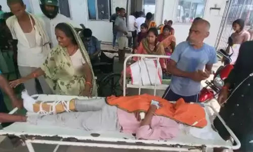 കാലൊടിഞ്ഞ രോഗിക്ക് പ്ലാസ്റ്ററിന് പകരം കാർഡ്ബോർഡ്; ബിഹാറിലെ ആശുപത്രിയിൽ ഞെട്ടിക്കുന്ന ചികിത്സ!