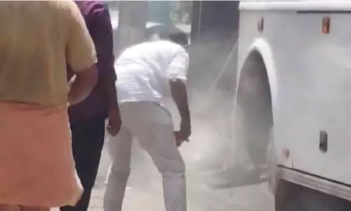 വിവാഹ പാർട്ടി സഞ്ചരിച്ച ബസിൽ തീയും പുകയും