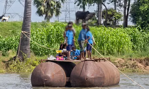 സ്കൂളിലെത്താൻ കയറിൽ കെട്ടിയ ഇരുമ്പ് ചങ്ങാടത്തിൽ നദി മുറിച്ചുകടന്ന് കുട്ടികൾ; ആശങ്ക